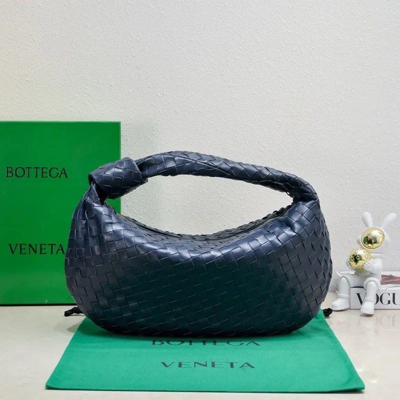Batch 1860 large Jodie handbag, new arrival in early spring#, cool style, retro style, full of vitality, free and easy, distinctive personality brings multi-layered charm to daily wardrobe~ 🔝The soft and flowing fabric conveys a soft touch# A relaxed and comfortable feeling is newly interpreted in the silhouette· Croissant woven sheepskin Size: width 40 height 48 thickness 16 [6698#]